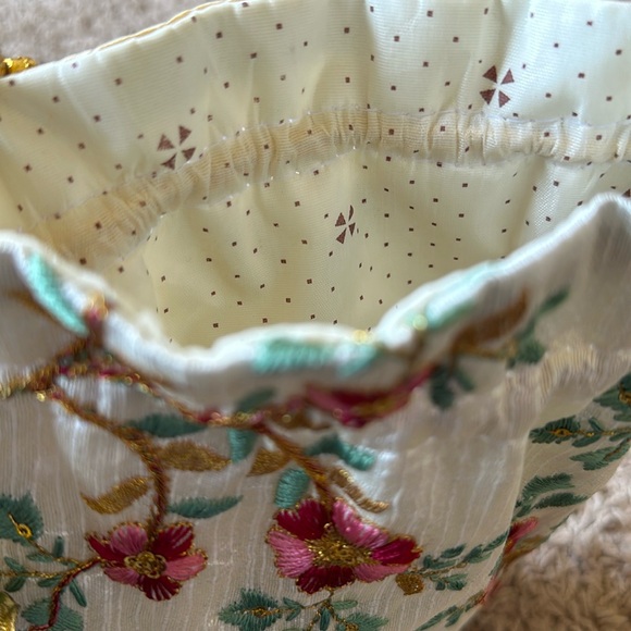 Embroidered fancy hand bag - Picture 5 of 5